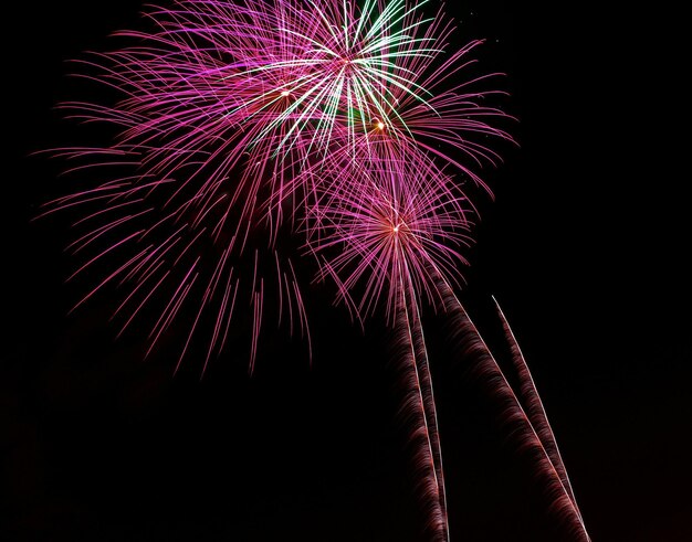 celebración de fuegos artificiales víspera de año nuevo fondo independencia luz colorido cielo negro celebrar