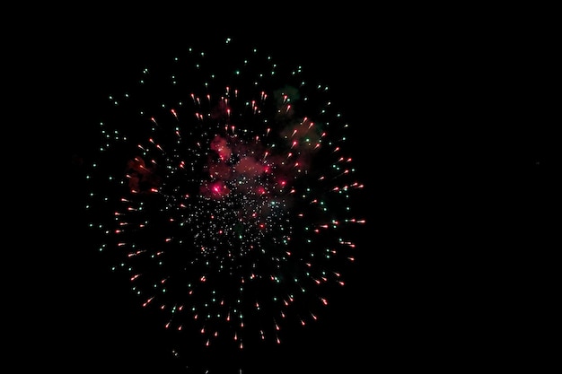 Foto celebración de fuegos artificiales víspera de año nuevo fondo independencia luz colorido cielo negro celebrar