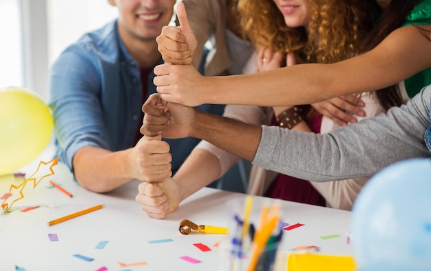 Foto celebración de gestos y concepto de personas equipo feliz en la fiesta de la oficina corporativa haciendo pulgares hacia arriba señal de mano