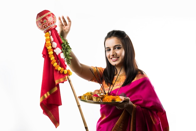 Celebración de Gudi Padwa - pareja inteligente india realizando puja en año nuevo hindú, aislado sobre fondo blanco.