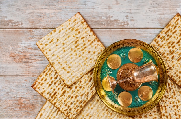 Celebración judía de la fiesta de la Pascua de Matzoh con seder de matzoh con texto en huevo hebreo, hueso, hierbas, karpas, chazeret y charoset.