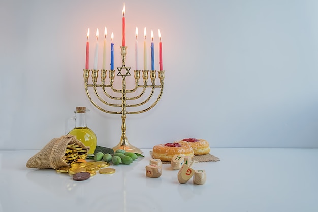 Celebración judía de hanukah con menorah.