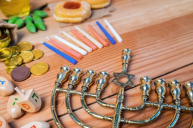 Foto celebración judía de hanukah con menorah.