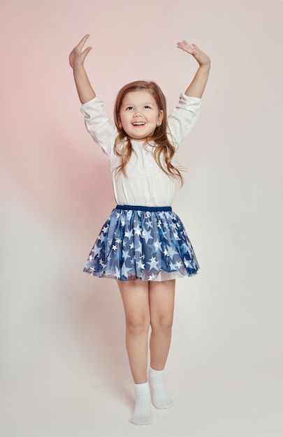 Celebración de moda niña con globos, moda infantil y chica posando en estudio | Premium
