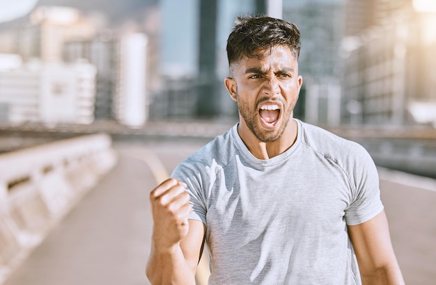 Celebración de la motivación del ejercicio y entrenamiento de un corredor después de correr en una ciudad Emocionada mentalidad motivada y de entrenamiento de un atleta deportivo y atlético feliz por el éxito deportivo