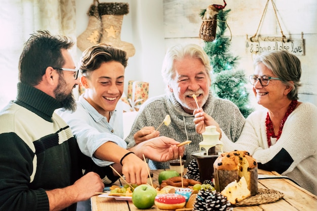 Celebración de Navidad en casa con gente almorzando juntos.