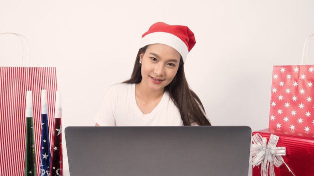 Celebración navideña en línea con una mujer asiática adolescente Fiesta X mas y año nuevo en cierre cuarentena de coronavirus covid nueva distancia social normal comunicación remota permanecer en casa vocación