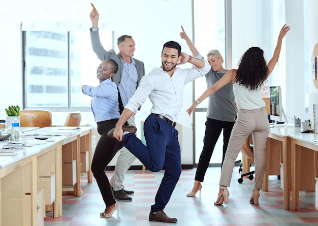 Foto celebración en la oficina y gente de negocios feliz bailando por el logro del éxito y la creación de equipos colaboración corporativa y hombres y mujeres emocionados bailando en el lugar de trabajo para celebrar bonificaciones o ganancias