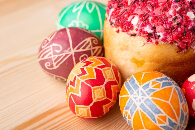 Celebración de Pascua. Huevos decorados y pan sobre mesa de madera