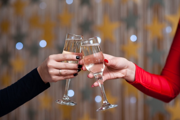 Foto celebracion. personas con copas de champán haciendo un brindis
