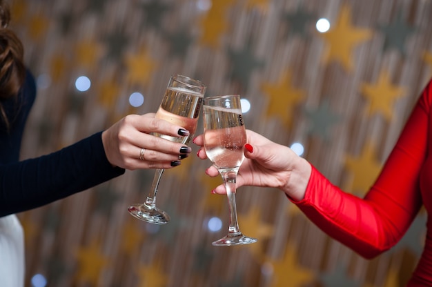 Celebracion. Personas con copas de champán haciendo un brindis