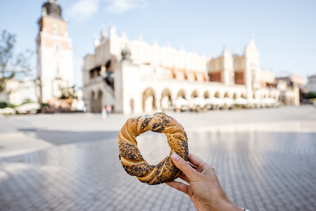 Celebración de prezel, aperitivo tradicional polaco en la plaza del mercado de Cracovia