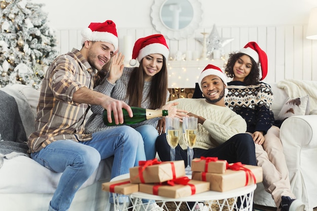 Celebración tradicional del Año Nuevo con champán en compañía de amigos cercanos, espacio de copia