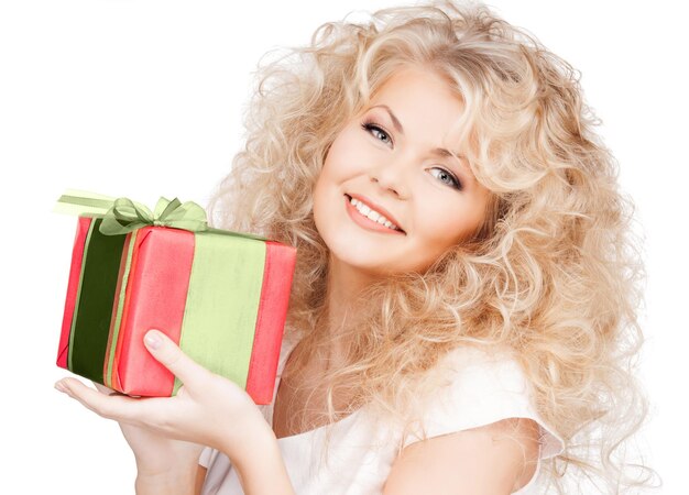 celebración, vacaciones, concepto de Navidad - mujer feliz con caja de regalo