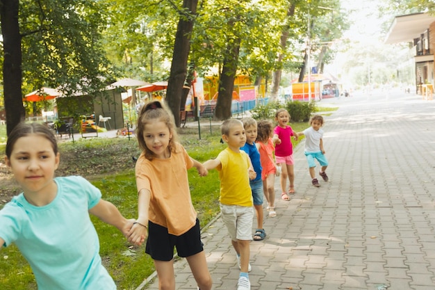 Foto celebración de verano para niños activos en el parque