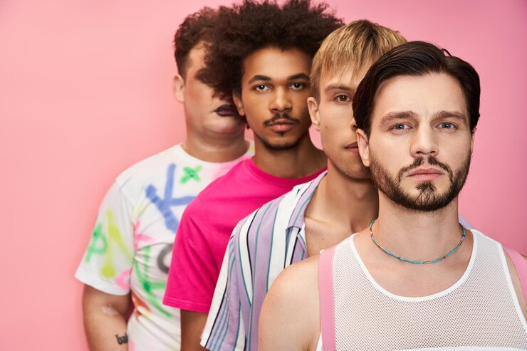 Celebración vibrante del orgullo LGBTQ con personas diversas que muestran unidad y fuerza