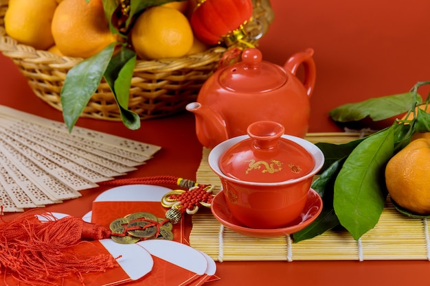 Celebraciones del Año Nuevo Lunar asiático con ceremonia de té en bambú y mandarinas en rojo