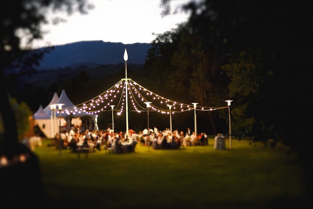 Celebraciones de bodas al aire libre, concepto, normas sociales y prevención de la salud.