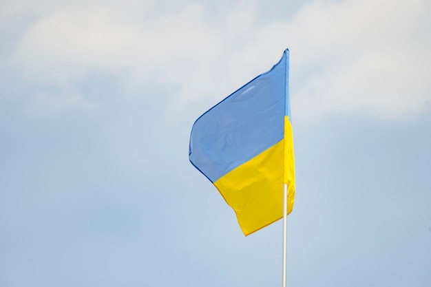 Celebraciones del Día de la Independencia en Ucrania Bandera nacional de Ucrania contra el cielo azul