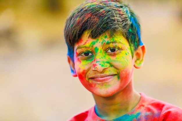 Celebraciones de Holi - Niño indio jugando Holi y mostrando expresión facial.