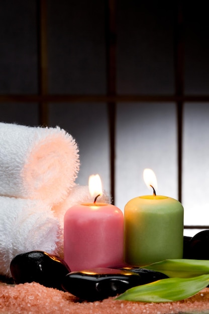 Celebraciones vibrantes Primer plano de coloridas llamas de velas de cumpleaños contra un fondo negro Illumi