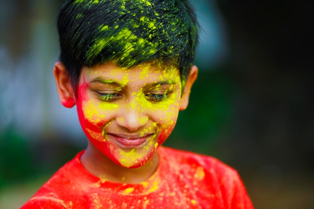 Celebrações de Holi - Menino índio brincando de Holi e mostrando a expressão facial.