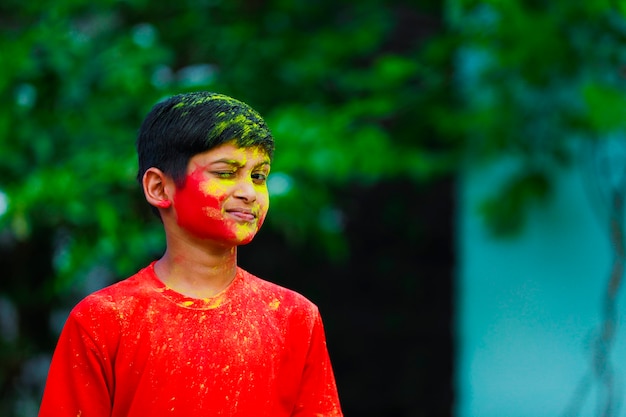 Celebrações de Holi - Menino índio brincando de Holi e mostrando a expressão facial.