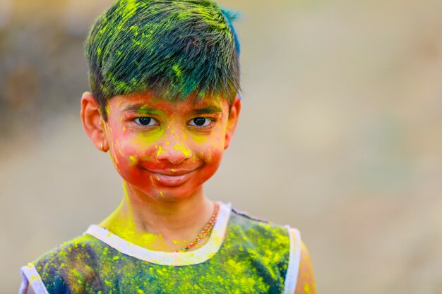 Celebrações de Holi - Menino índio brincando de Holi e mostrando a expressão facial.