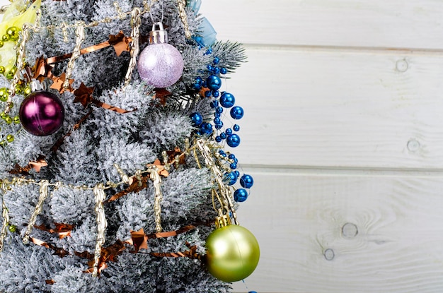 Celebramos Navidad y Año Nuevo Pequeño árbol de Navidad decorativo decorado con bolas y juguetes