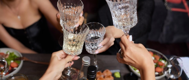 Foto celebran con vasos de alcohol en las manos felices amigas que se divierten