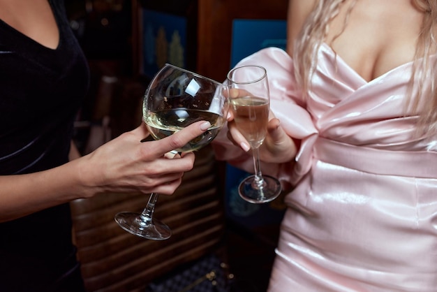 Celebrando com copos de álcool nas mãos amigas felizes se divertindo