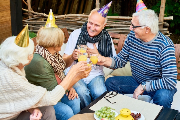 Celebrando cumpleaños con amigos