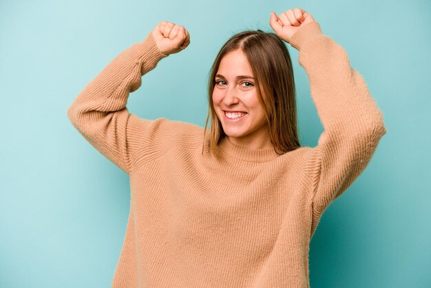 Celebrando un día especial salta y levanta los brazos con energía