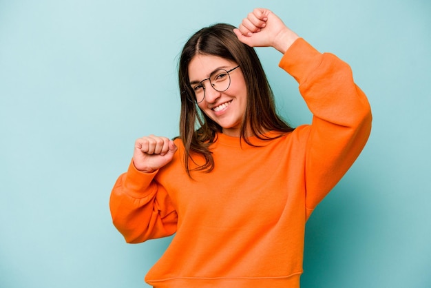 Celebrando un día especial salta y levanta los brazos con energía