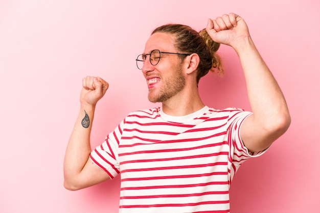 Celebrando un día especial salta y levanta los brazos con energía