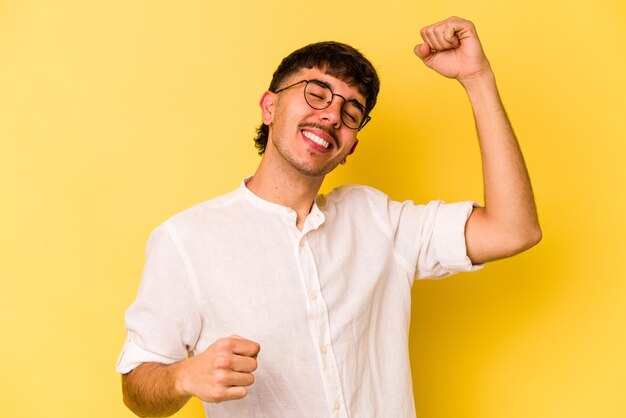 Celebrando un día especial salta y levanta los brazos con energía