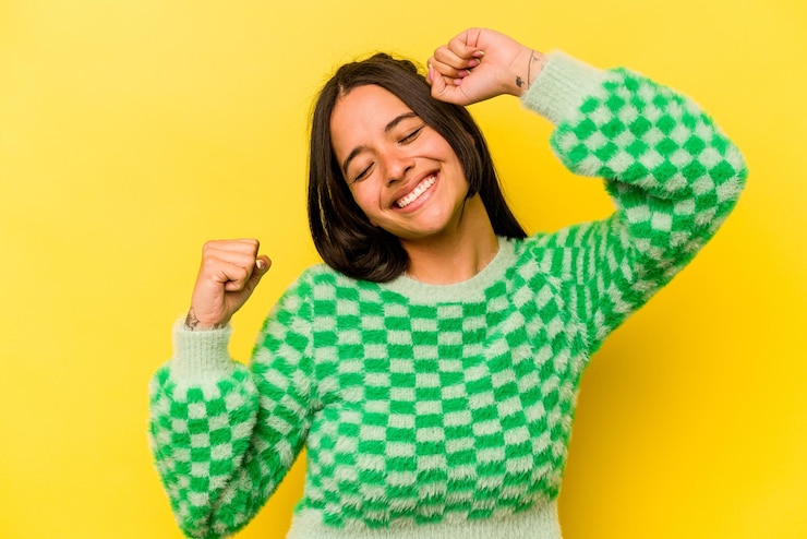 Foto celebrando un día especial salta y levanta los brazos con energía