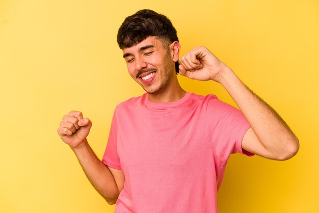 Celebrando un día especial salta y levanta los brazos con energía