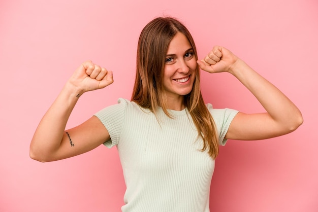 Celebrando un día especial salta y levanta los brazos con energía