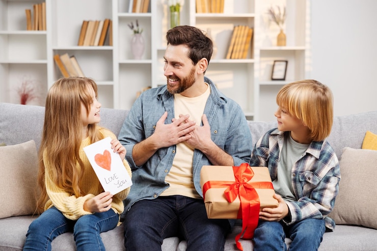 Foto celebrando el día del padre, los niños pequeños sorprenden a su padre con regalos en el sofá de la sala de estar.