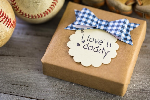 Celebrando el Día del Padre para el papá del béisbol.