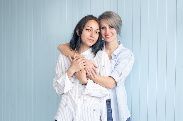 Celebrando el día de San Valentín, pareja de mujer joven