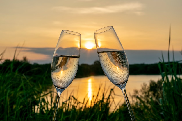 Celebrando con dos copas de vino junto al lago