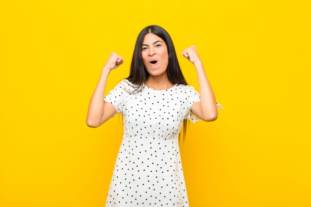 celebrando un éxito increíble como un ganador, luciendo emocionado y feliz diciendo ¡Toma eso!