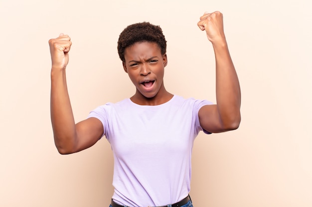 celebrando un éxito increíble como un ganador, luciendo emocionado y feliz diciendo ¡Toma eso!