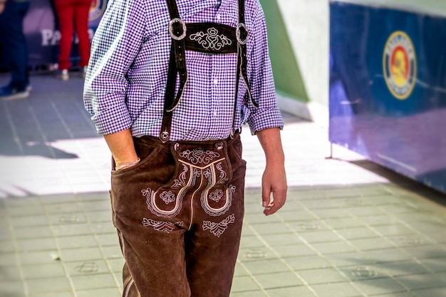 Celebrando el octoberfest alemán en España con trajes típicos