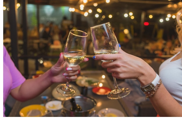 Celebrando pessoas segurando taças de vinho branco fazendo um brinde