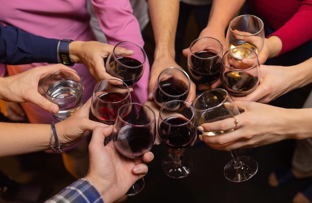 Celebrando pessoas segurando taças de vinho branco fazendo um brinde