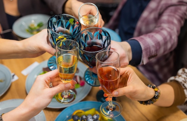 Celebrando pessoas segurando taças de vinho branco fazendo um brinde