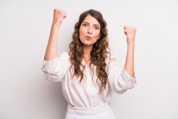 celebrando um sucesso inacreditável como um vencedor parecendo animado e feliz dizendo "pegue isso"